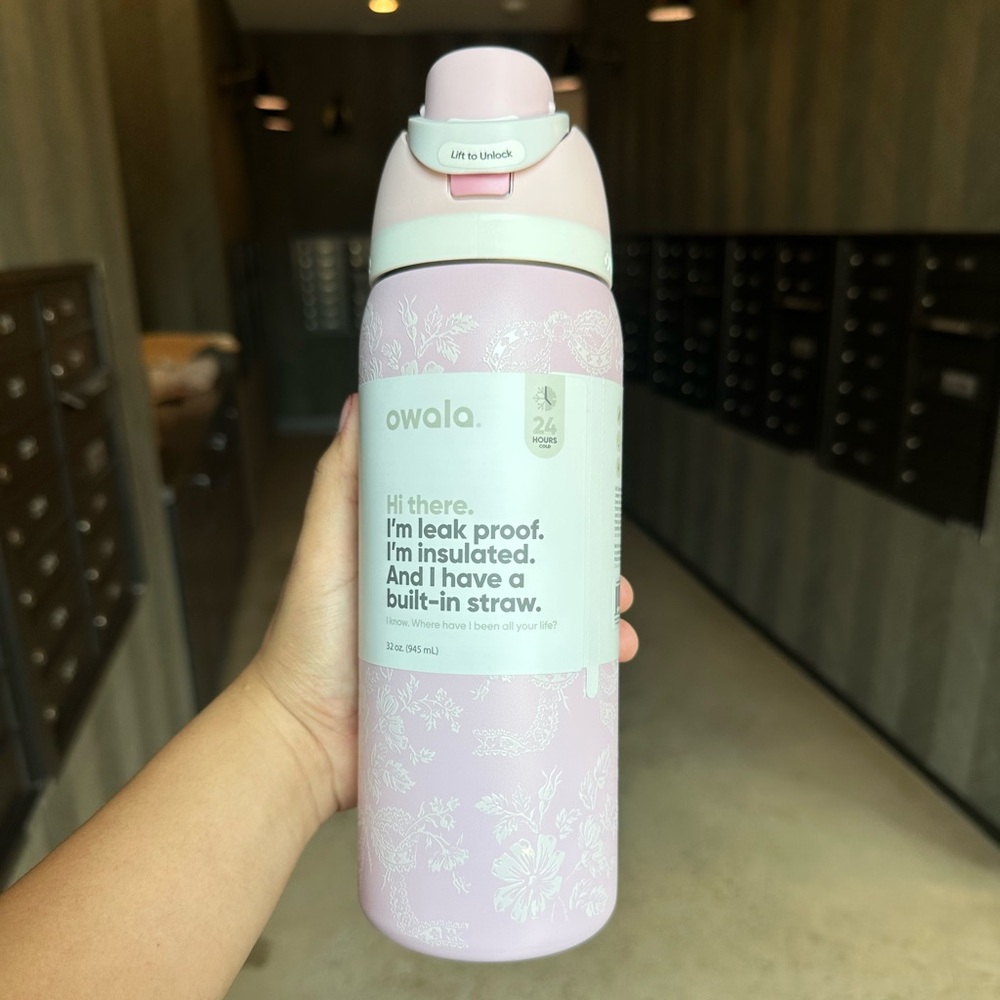 Owala x UO exclusive FreeSip 32oz Water Bottle - Ribbon Toile 🎀 NWT